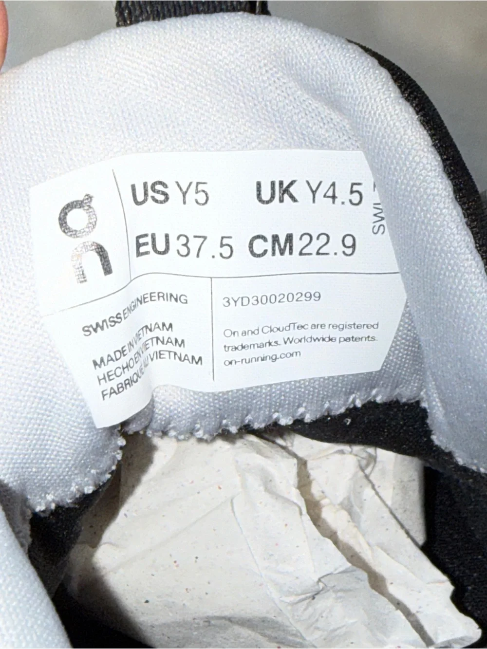 On Clouds hero Mid Waterproof Black White Sz Youth 5/Women 6.5 3YD30020299 🖤🤍